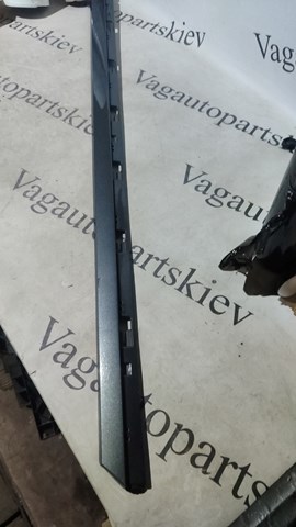 Молдинг передней правой двери, нижний 3G0853268GRU VAG