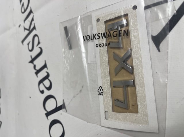 Эмблема на крышку багажника 3V0853687C2ZZ VAG