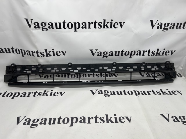 Решетка на бампер 4M8807647C9B9 VAG