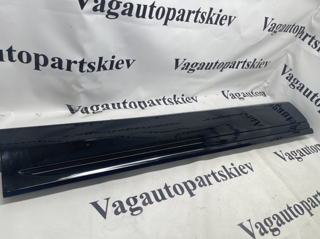 Накладка двери передней правой 4M8853960FGRU VAG