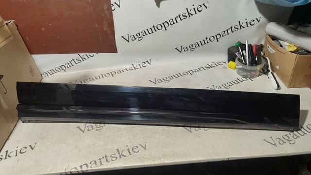 Молдинг передней правой двери 80A853960LGRU VAG