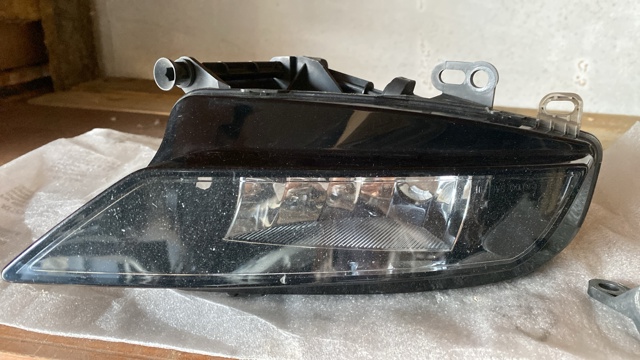 Противотуманка правая 8V0941700B VAG