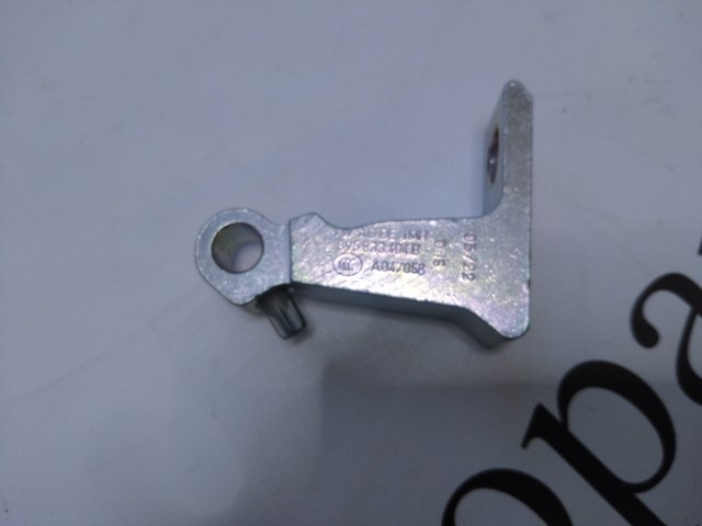 Петля задней двери, правой 8V5833404B VAG