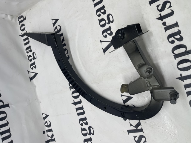 Крепление крышки багажника 8W5827302A VAG