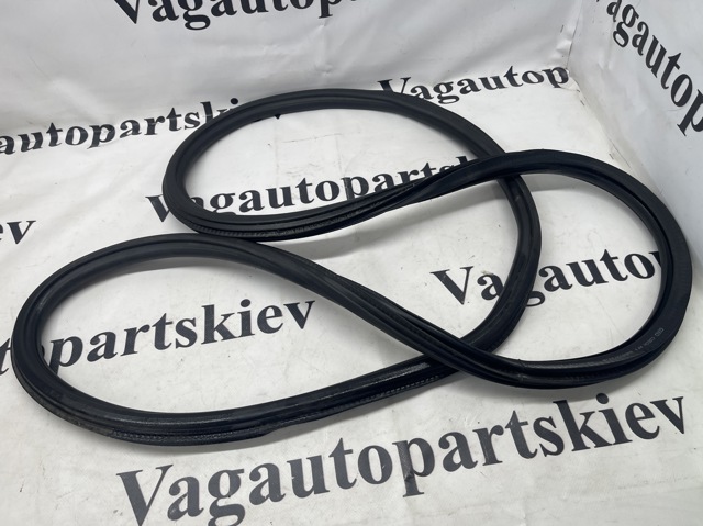 Уплотнитель двери задней, (на кузове) 8W5833721B VAG
