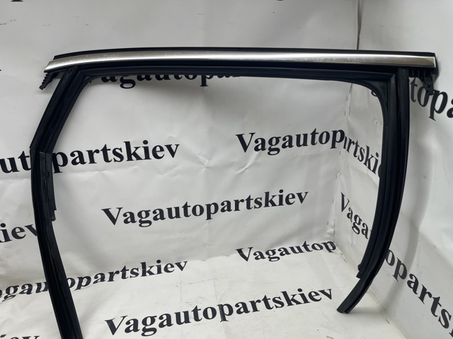 Направляющая стекла рамки двери, заднего правая 8W5839432D VAG