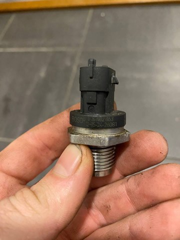 0281002863 BOSCH Датчик давления топлива купить в Ужгород