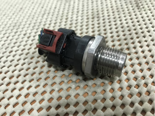 0281006468 BOSCH Датчик давления топлива купить в Киев