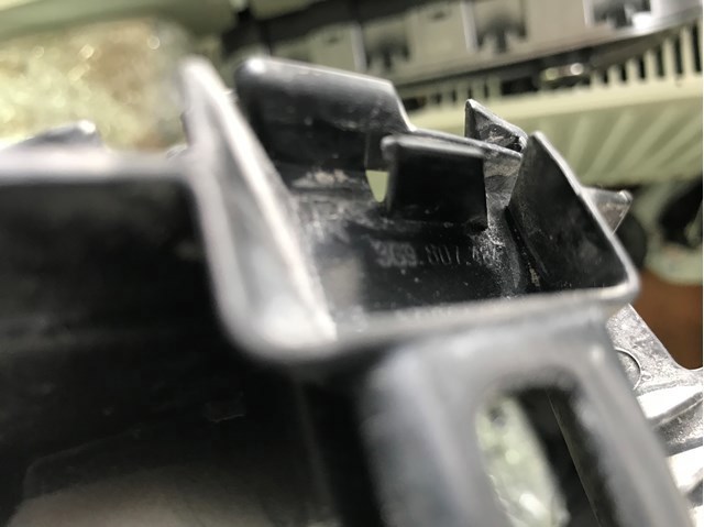 3G9807484 VAG Направляющая заднего бампера правая купить в Украина
