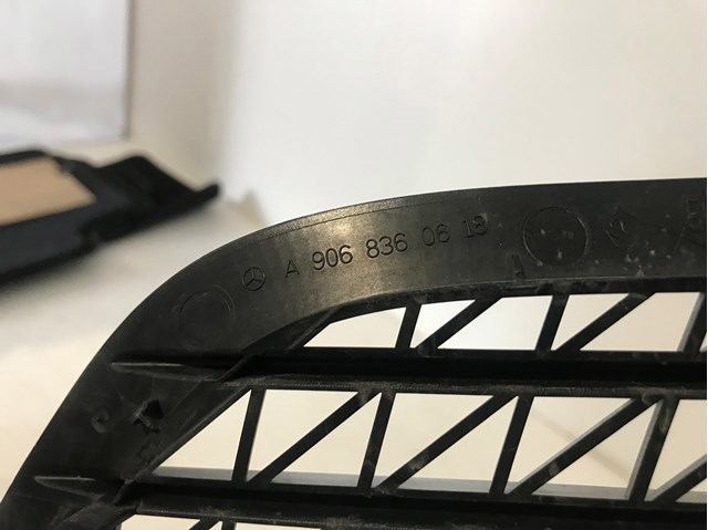 Решетка под лобовое стекло A9068360618 MERCEDES