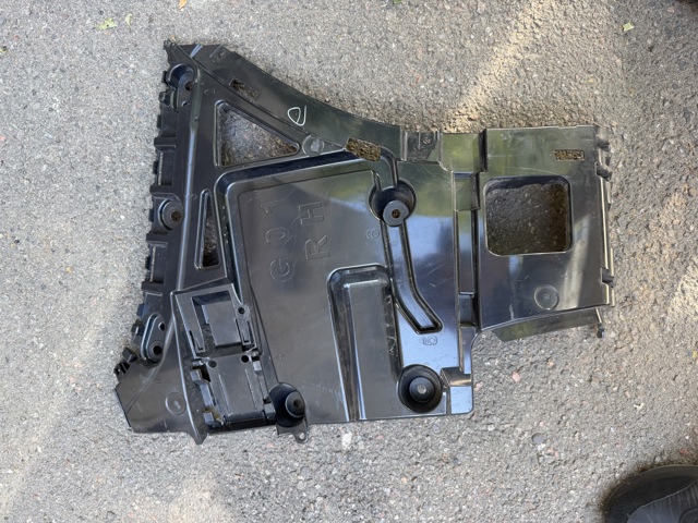 Направляющая заднего бампера, правая 51127400668 BMW