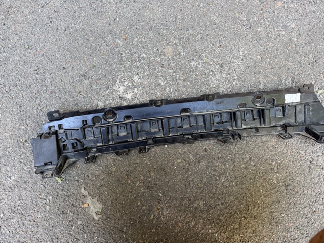 Кронштейн бампера заднего, центральный 51127400674 BMW