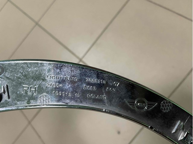 7388118 BMW Рамка (облицовка) фары правой купить в Винница