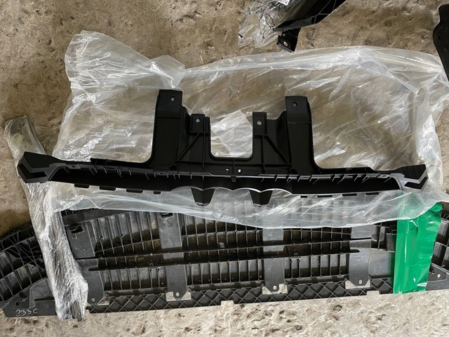 VAG 8U0853692A Кронштейн радиатора нижний в наличии Одесса