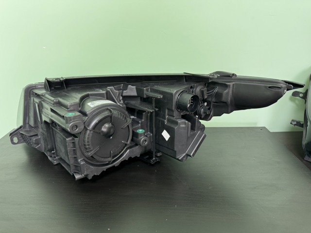 LR024260 LAND ROVER Фара правая купить в Чернигов