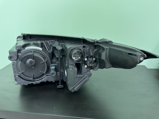 LR024260 LAND ROVER Фара правая купить в Хмельницкий