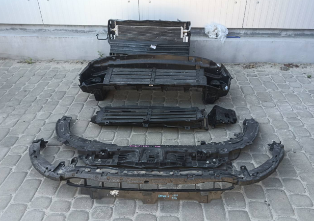 Усилитель переднего бампера  LR136981 LAND ROVER