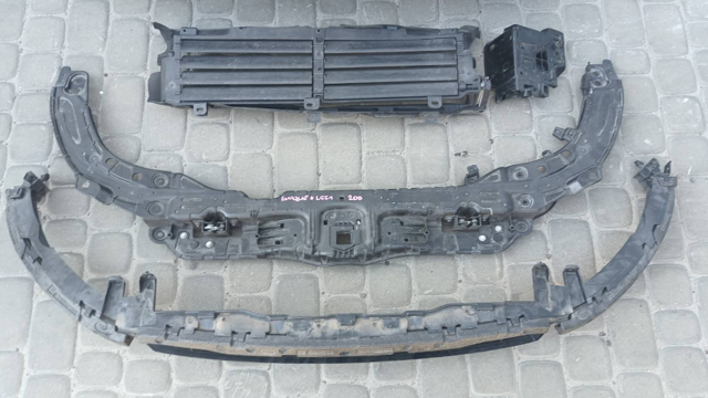 LAND ROVER LR136981 Усилитель бампера переднего в наличии Ирпень