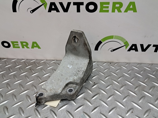 Кронштейн подушки (опоры) двигателя, правой 112323NF0A NISSAN
