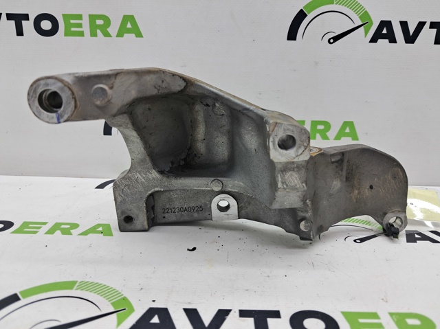 Кронштейн крепления генератора 119106RC2A NISSAN