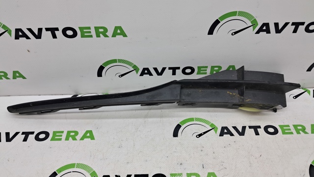 Правая решетка переднего бампера 17A8543229B9 VAG