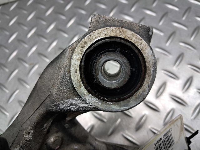 Цапфа (поворотный кулак) задний правый 28411FL040 SUBARU