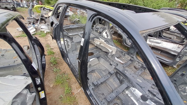 Внешний правый порог  4M0809848 VAG