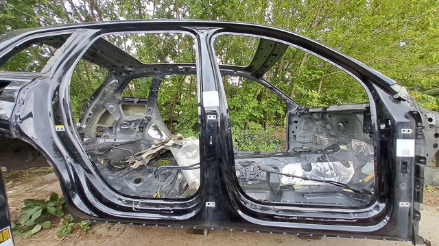 Внешний правый порог  4M0809848 VAG