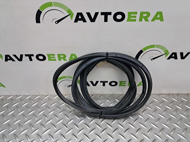 Уплотнитель левой передней двери 4M0837911A VAG