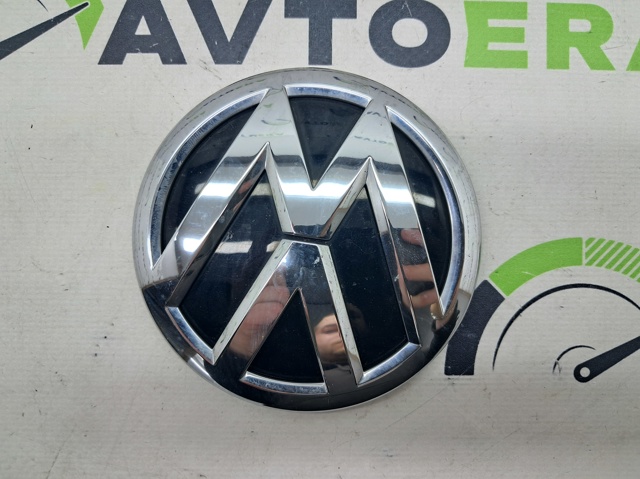 Фирменный значек на багажник Volkswagen Passat B7