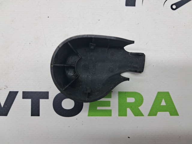 Заглушка гайки крепления поводка заднего дворника1 5GM955435 VAG