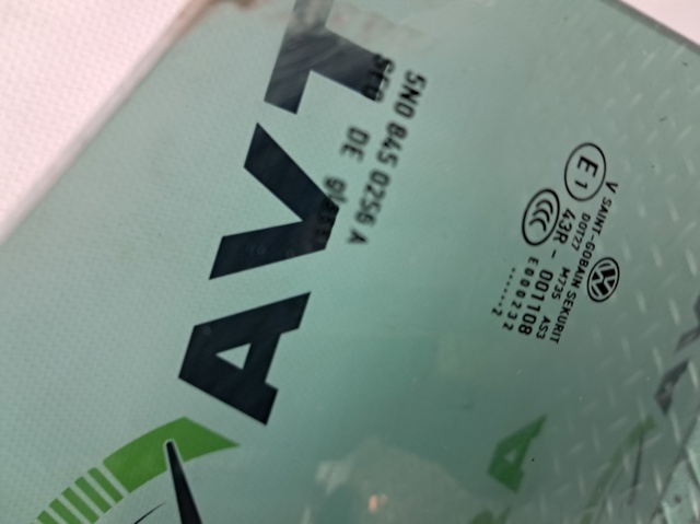 5N0845026A VAG Стекло двери задней правой купить в Киев