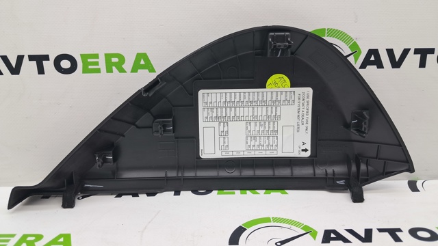 Крышка боковая панели "торпедо", правая 684215NA0A NISSAN
