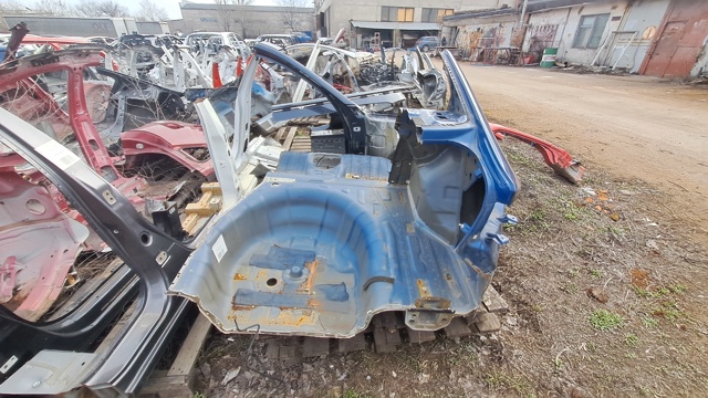 71504F3C00 HYUNDAI Крыло заднее правое купить в Николаев