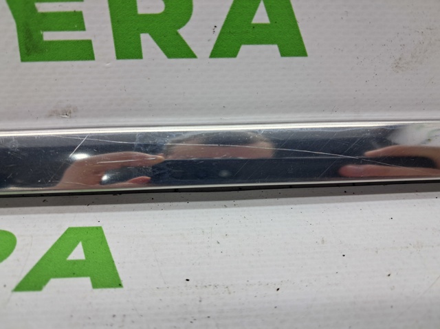Молдинг опускного стекла нижний, двери задней, правой 822826RA0A NISSAN