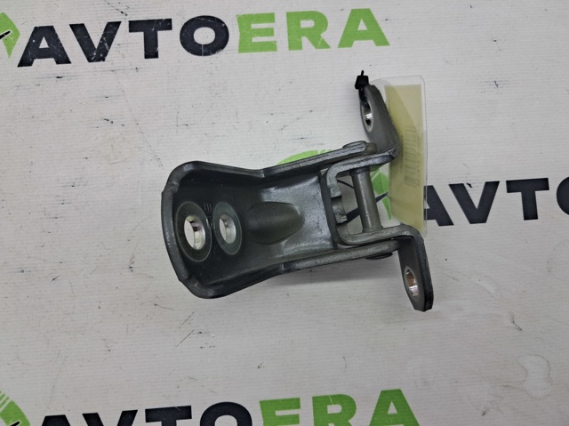 Петля задней правой двери 82420AG000 NISSAN