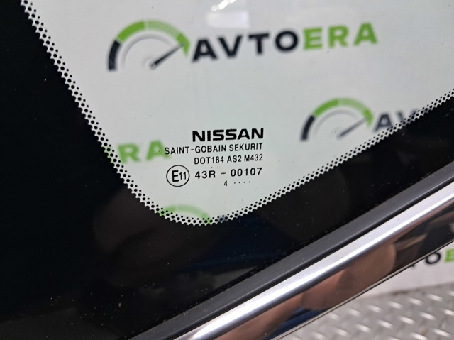 Стекло багажника, левое 833014BA0B NISSAN