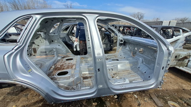 Проем передней правой двери 83A809840 VAG