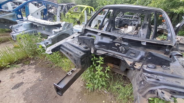 8R0802038A Лонжерон правый купить Запорожье