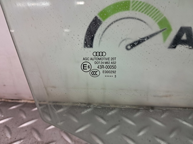 Стекло двери передней правой 8R0845202C VAG