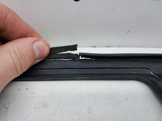 8V0823126B VAG Уплотнитель капота купить в Николаев