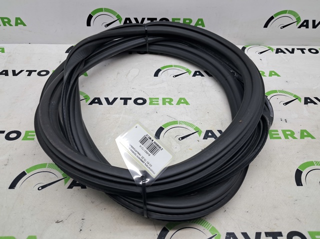 Уплотнитель двери передней, на (кузове) 8V5831721A VAG