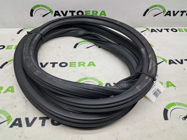 Уплотнитель двери задней, (на кузове) 8V5833721A VAG