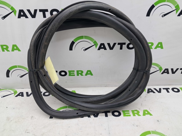 8V5839912C Уплотнитель двери задней правой (на двери) купить Львов