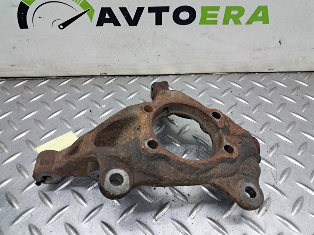 Цапфа поворотная левая B45A33031 MAZDA