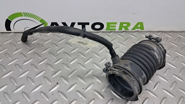 Патрубок воздушный, выход воздушного фильтра PE0113221 MAZDA