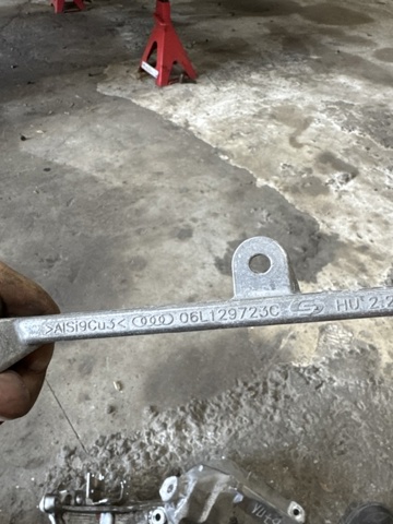 06L129723C Кронштейн впускного коллектора купить Киев