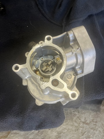Вакуумный насос 06L145100F VAG