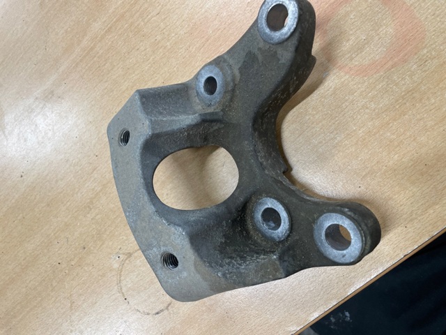 Кронштейн подушки (опоры) двигателя, задней 113325NA0A NISSAN
