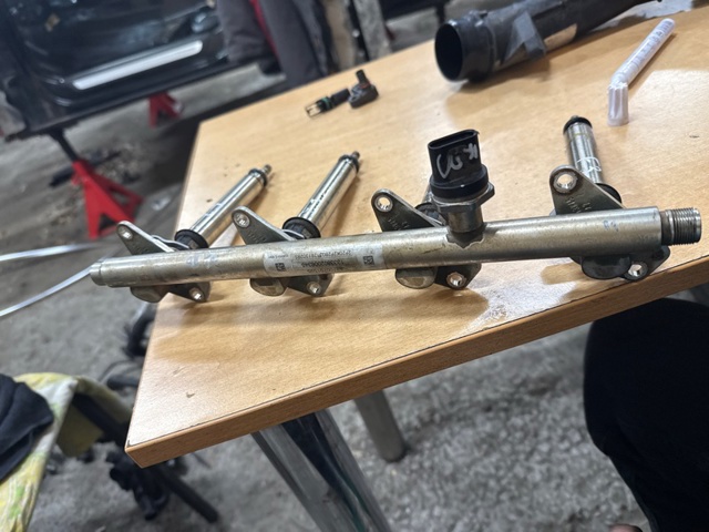 Рампа форсунок системы впрыска топлива 17520HG01B NISSAN